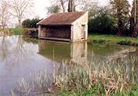 Mare et lavoir, meulière et enduit, les Marchés.